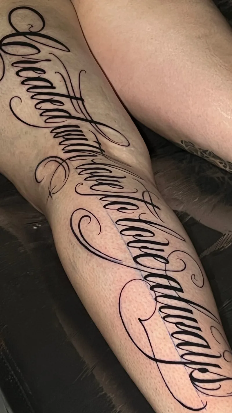 Tatuagem de lettering caligráfico em tinta preta no braço, com letras alongadas e arabescos